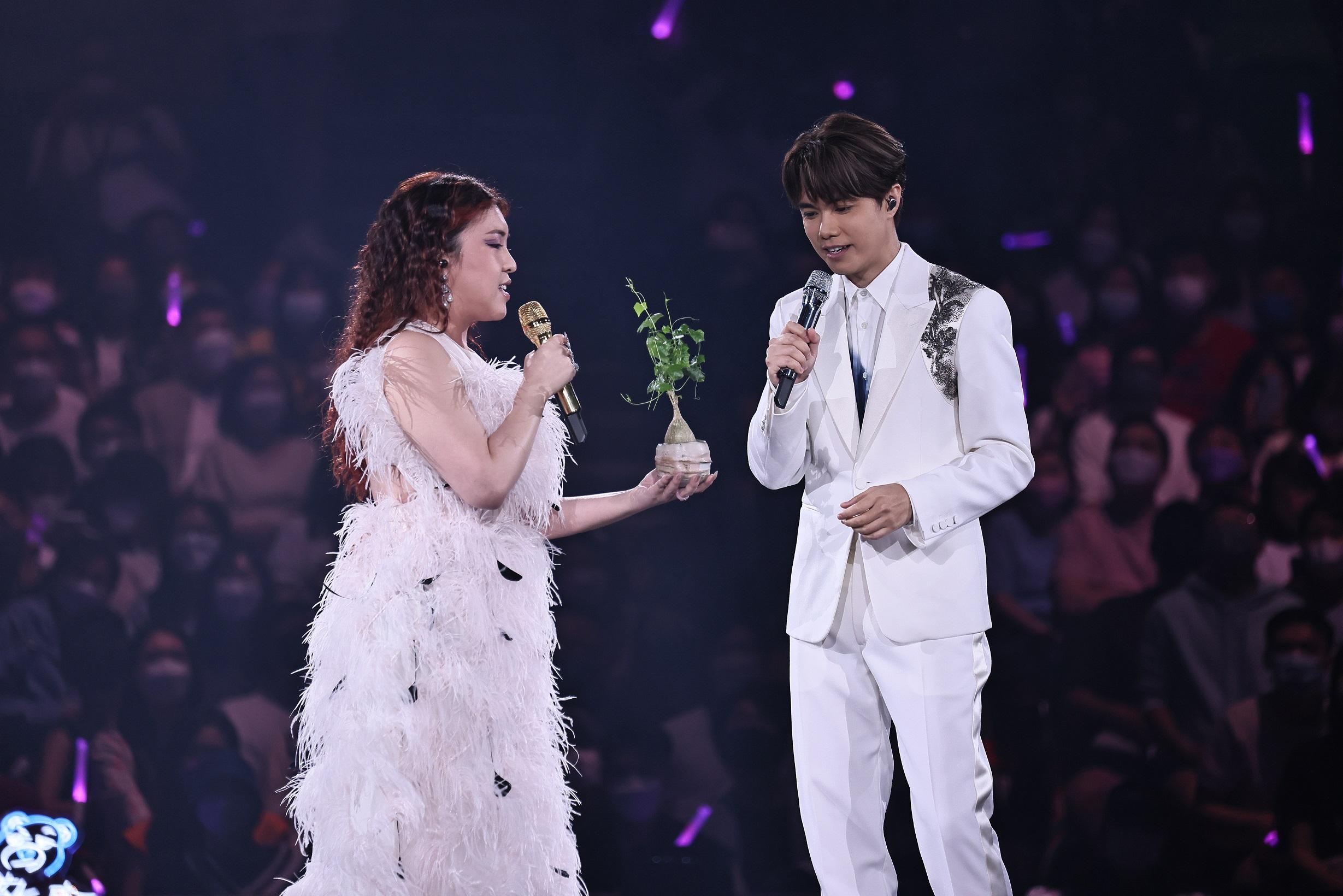 張敬軒演唱會｜Serrini做嘉賓高呼要「泰國捐精」軒仔：我嘅價值係俾機會新人