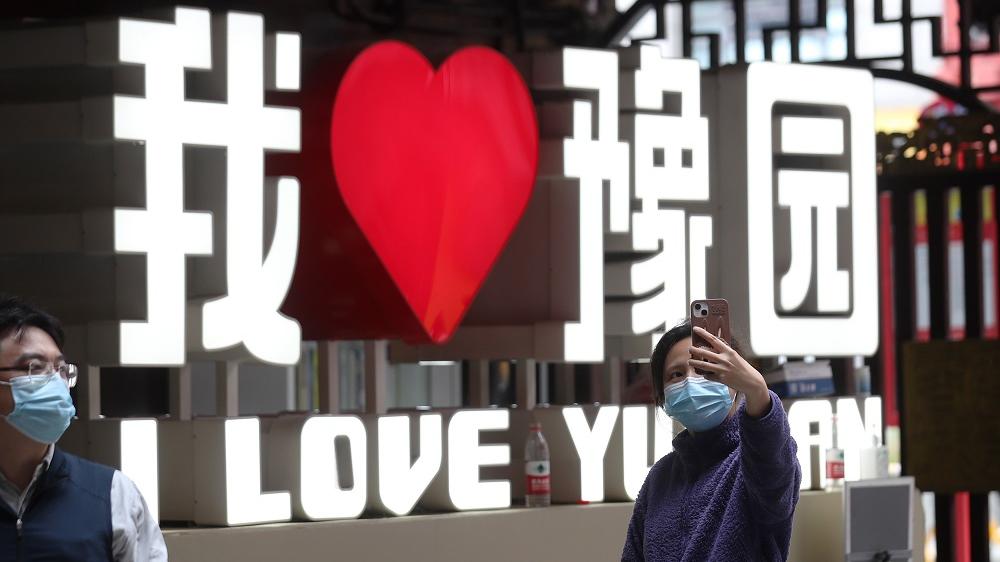 上海豫園商城已恢復實體營業，不少民眾去打卡。(中新社)