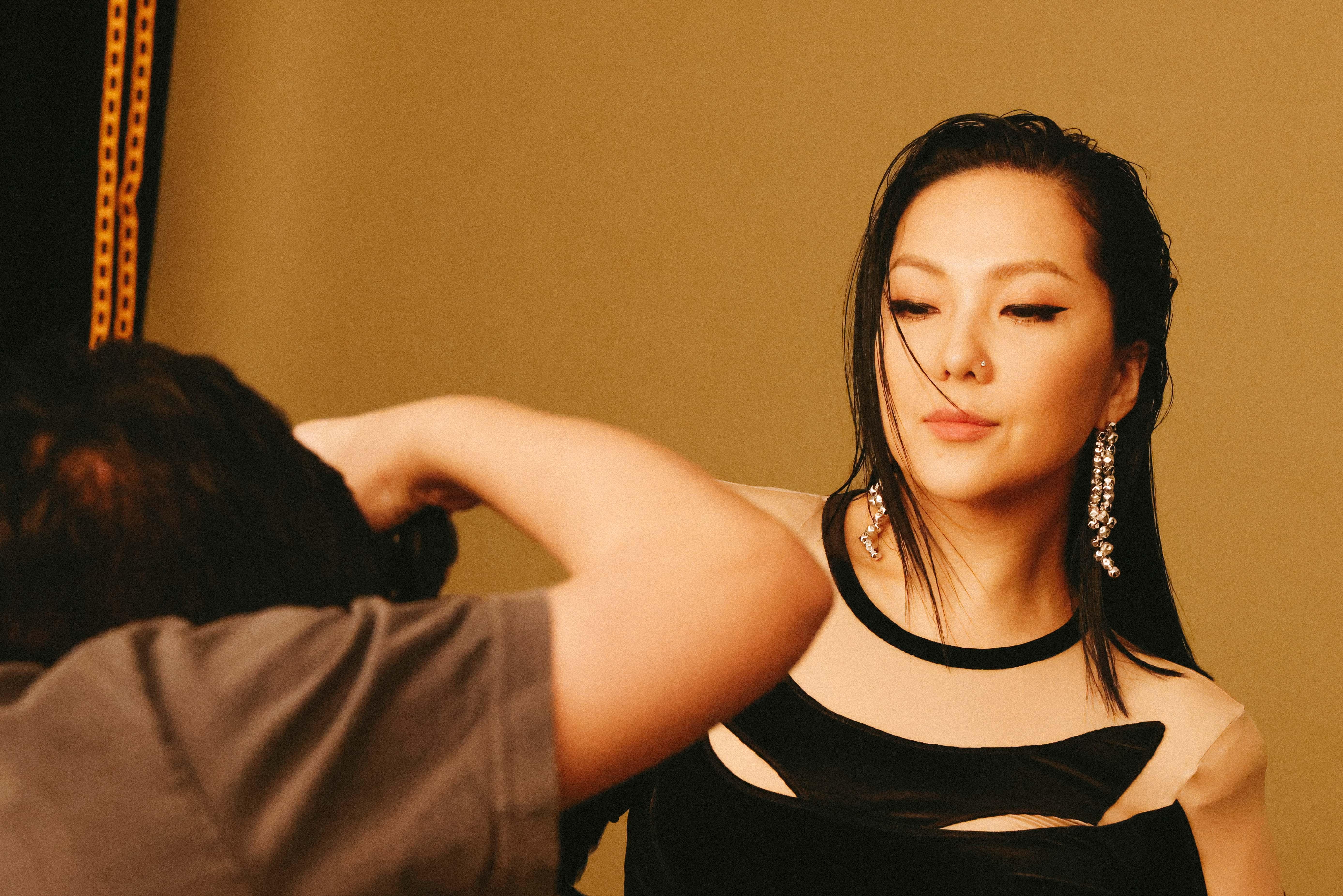 衞蘭為個唱地獄式操fit 日舉啞鈴練氣