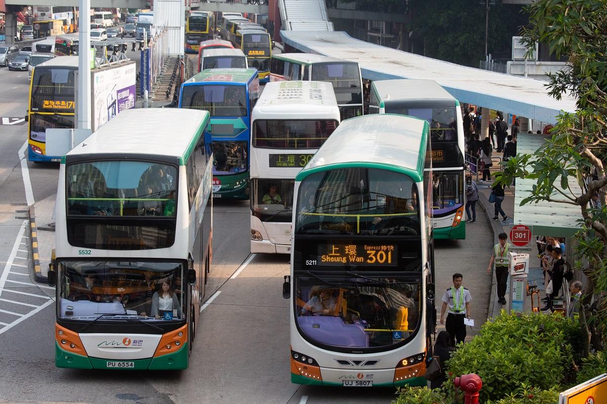 上班繁忙時間的紅隧口儼如巴士公司戰場。(資料圖片／蘇文傑攝)