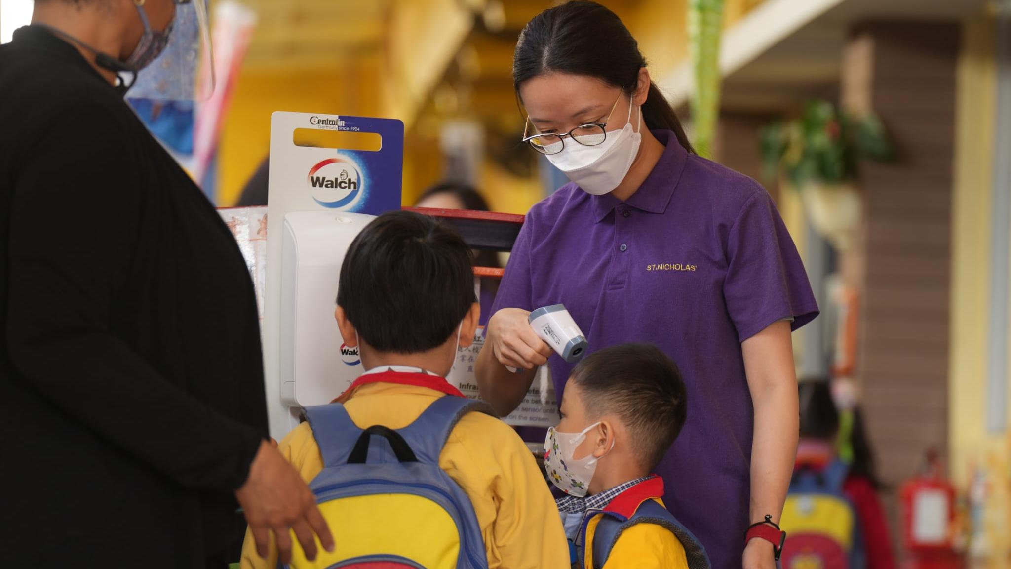 疫情｜幼稚園中學今起分階段復課　學校陽性個案恐倍增