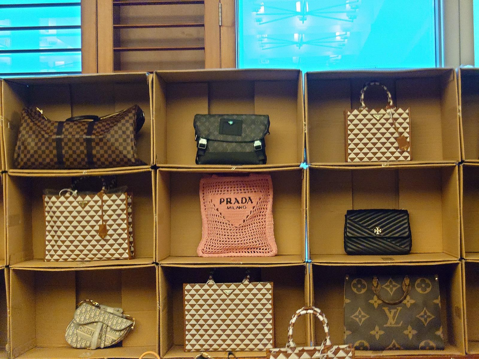 海關檢市值逾2200萬冒牌貨拘5人  檢冒牌手表電話配件太陽眼鏡