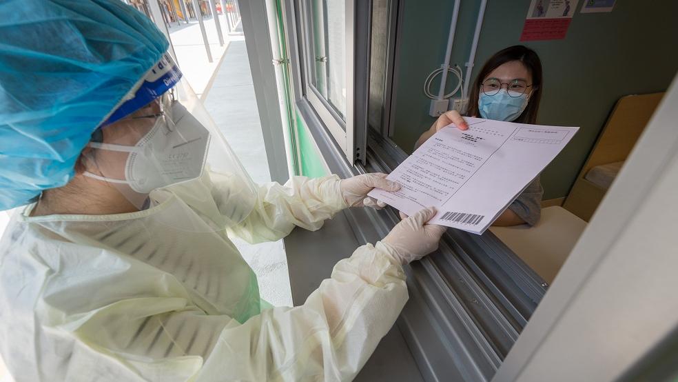 DSE｜44名考生竹篙灣應考 民安隊員淥定杯麵打氣