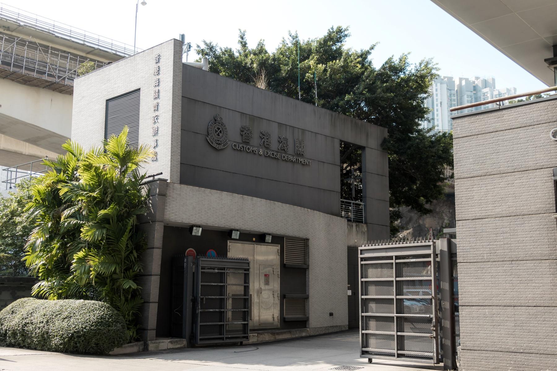 海關檢獲約620萬元懷疑私煙 荃灣遇反抗車輛遭撞2人員受輕傷