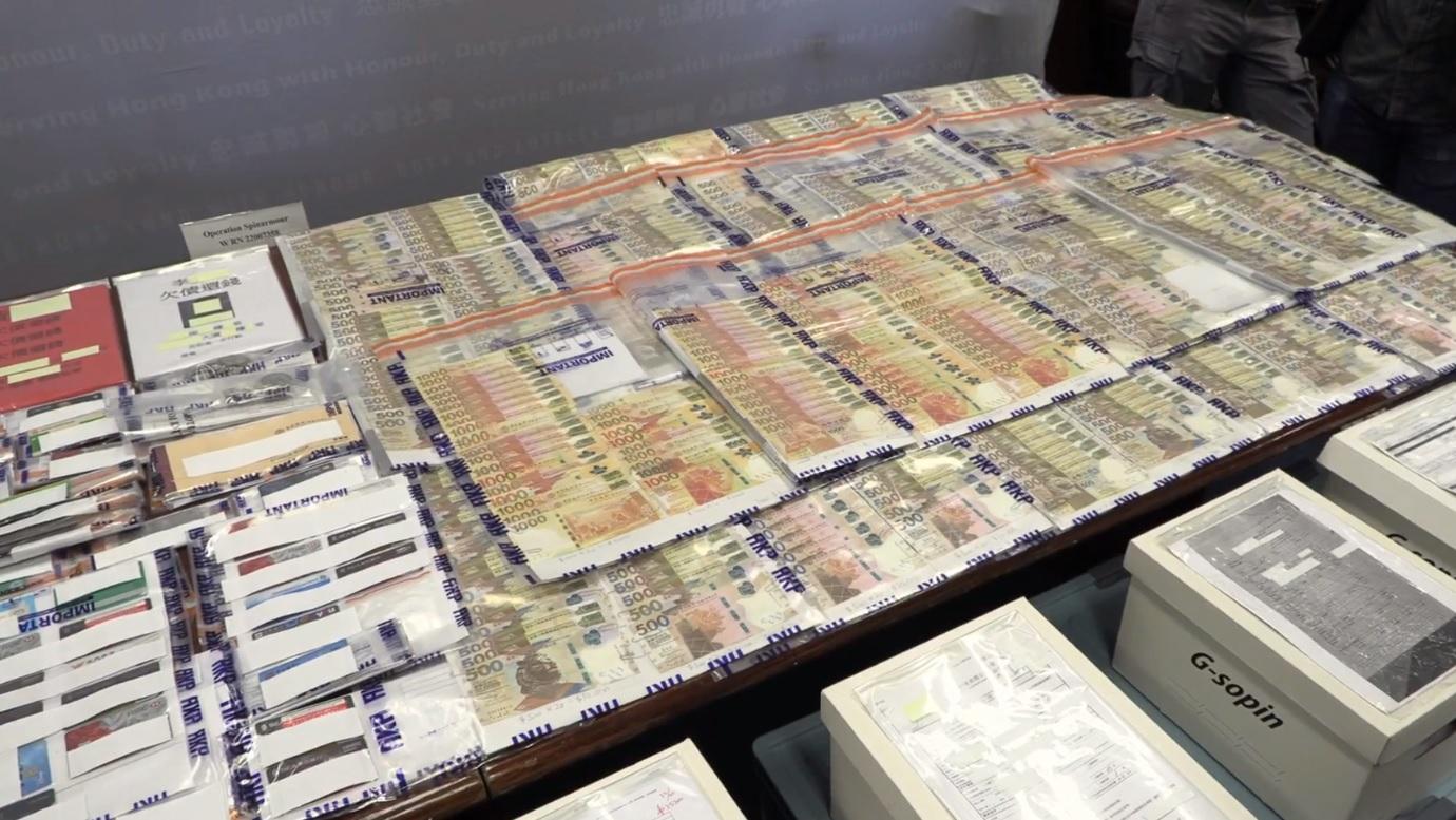 警方於集團的營運中心檢獲130萬現金及多張銀行卡