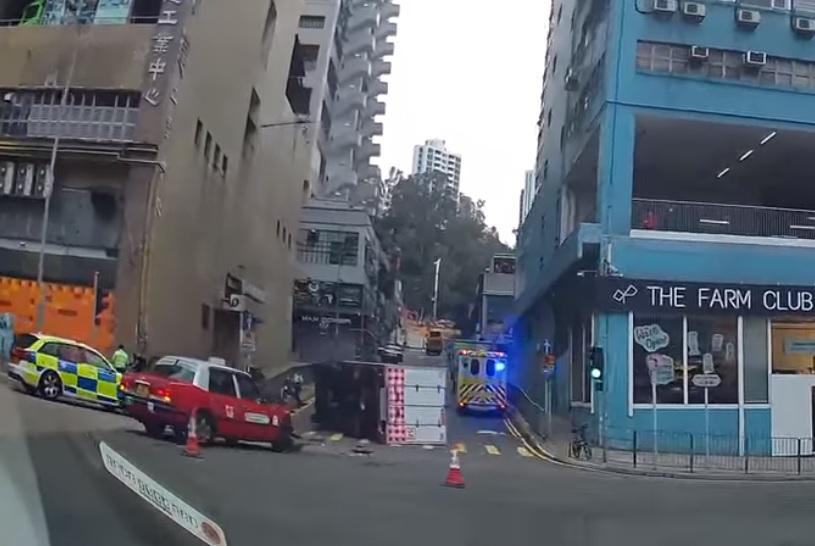 火炭麵包車與的士相撞翻側 3人受傷