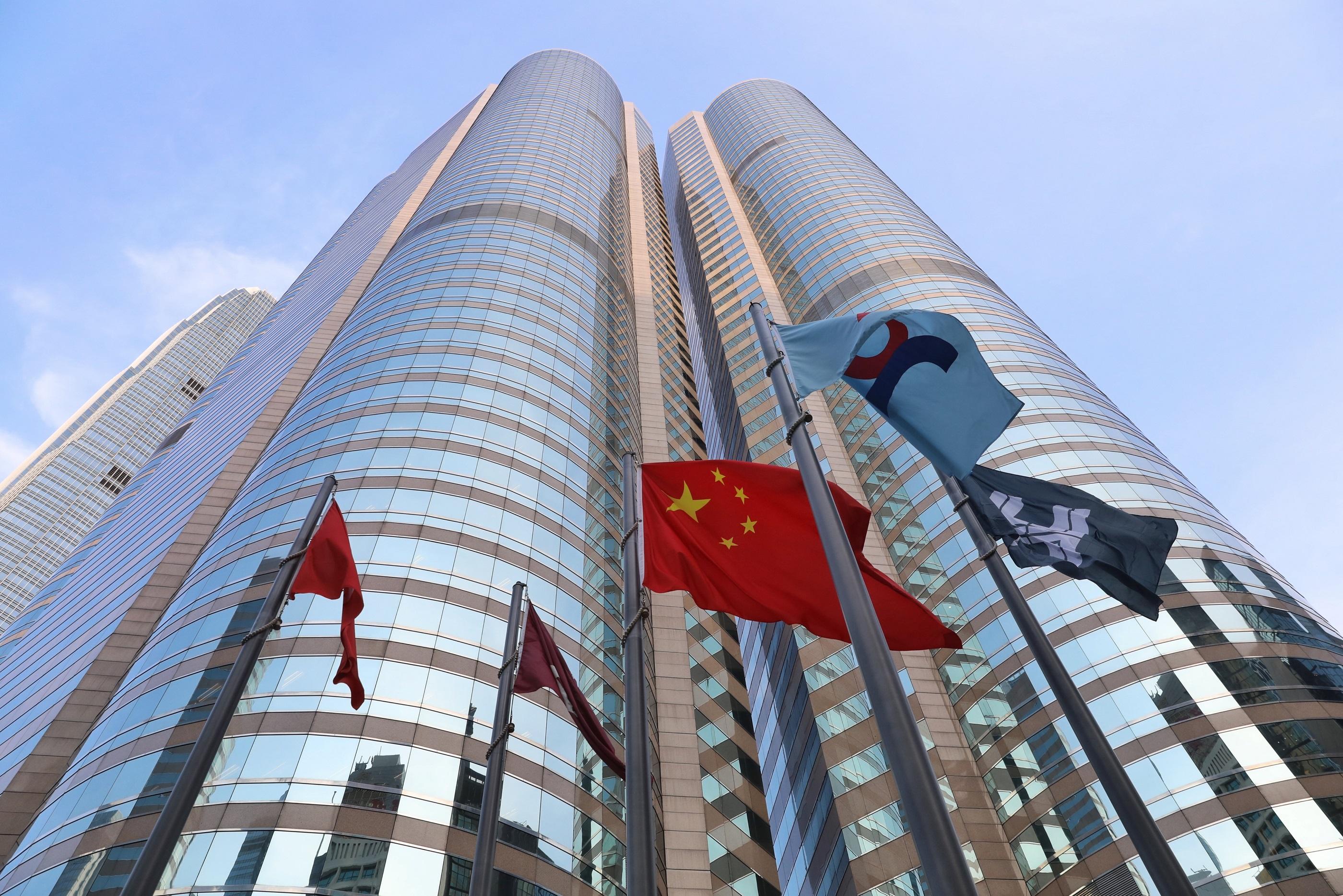 港股快報｜恒生指數半日跌282點  傳統汽車股升