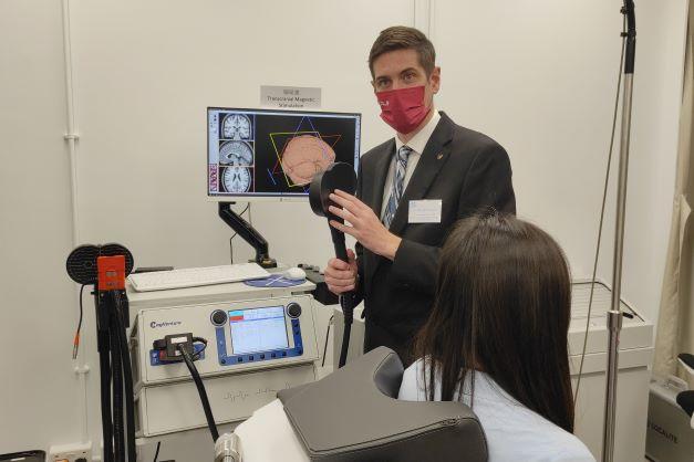 中心行政總裁暨科研總監Ben Thompson講解「腦磁激」如何改善視力。(李朗僑攝)