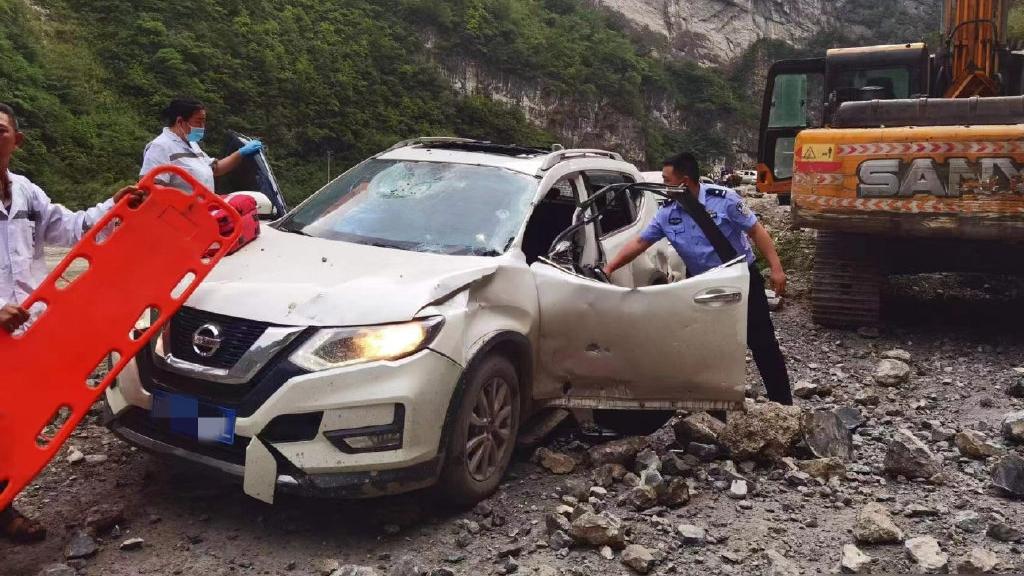 四川雅安蘆山地震，最少3人重傷。(互聯網)