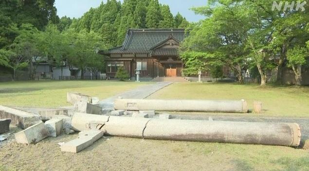 珠洲市春日神社一座石鳥居倒塌。(互聯網)