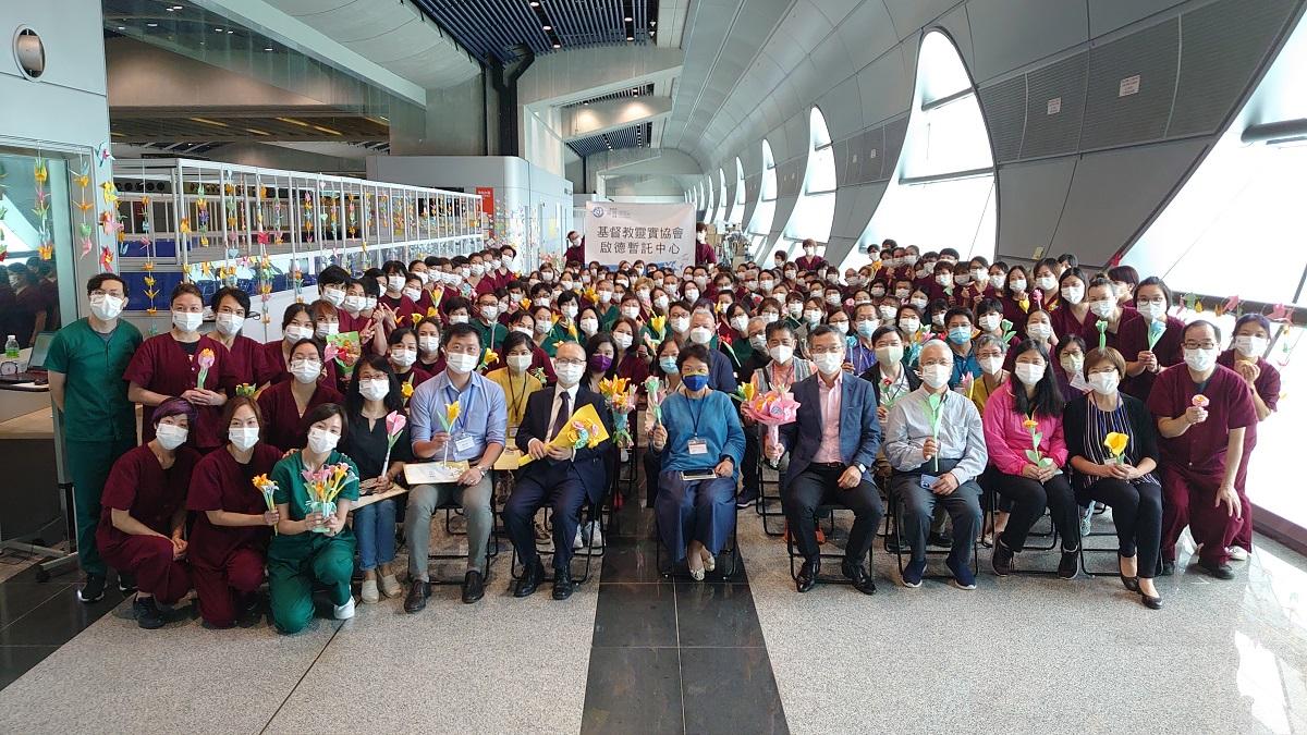 社署職員、靈實同工和內地護理員功成身退，在啟德暫託中心大合照。