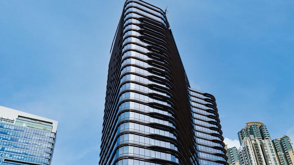 新世界旗下的荔枝角道888號全新甲廈，正式命名為「南商金融創新中心」，項目最高3層早前以近12億元連命名權出售予南洋商業銀行，創同區大額成交及呎價新高紀錄。