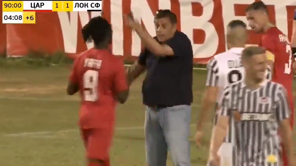 保加利亞聯賽出現有趣的班主入場與球員衝突事件。(影片截圖)