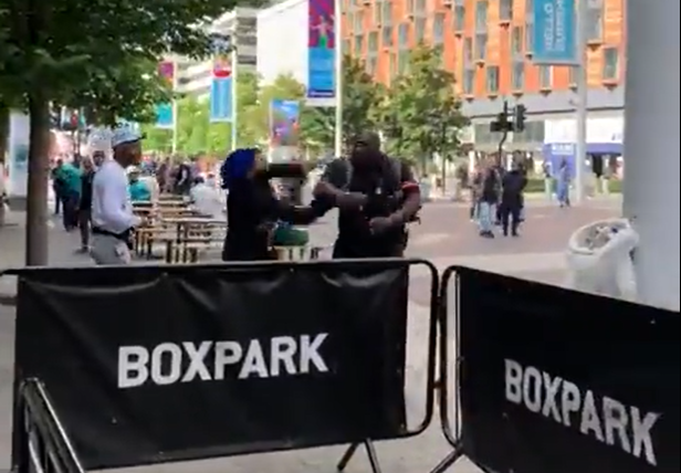 「唔識死」挑釁法蘭西斯的男子被一拳擊倒。(影片截圖)