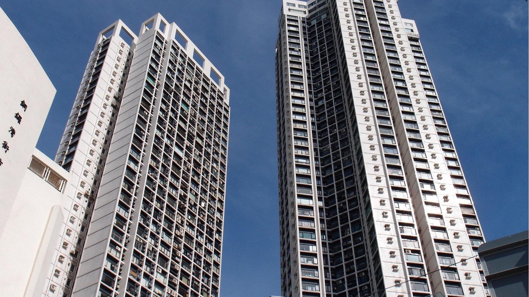 天后指標豪宅、港鐵站上蓋柏景臺，新近錄得1座高層E室市價成交，單位實用面積980方呎，成交價2,435萬元，原業主持貨13年升值逾一倍。