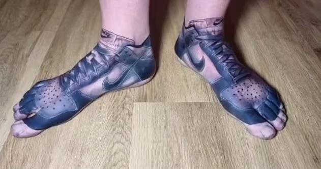 英國一名男子將Nike運動鞋紋在腳上。(互聯網)
