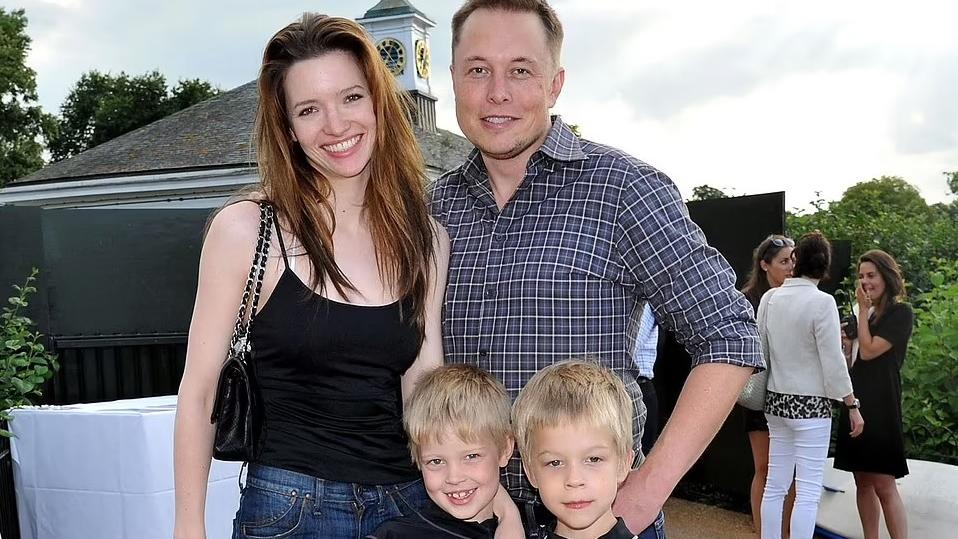 馬斯克與第二任妻子Talulah Riley 2015年與澤維爾和格里芬合照。前右為澤維爾。(互聯網)