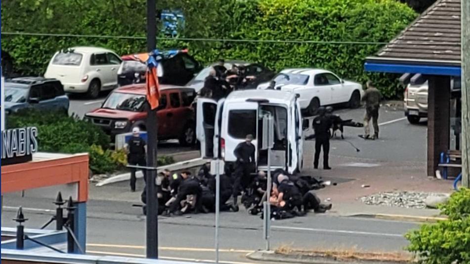 加拿大銀行爆警匪槍戰傳有炸彈，2匪身亡6警受傷。(Twitter)