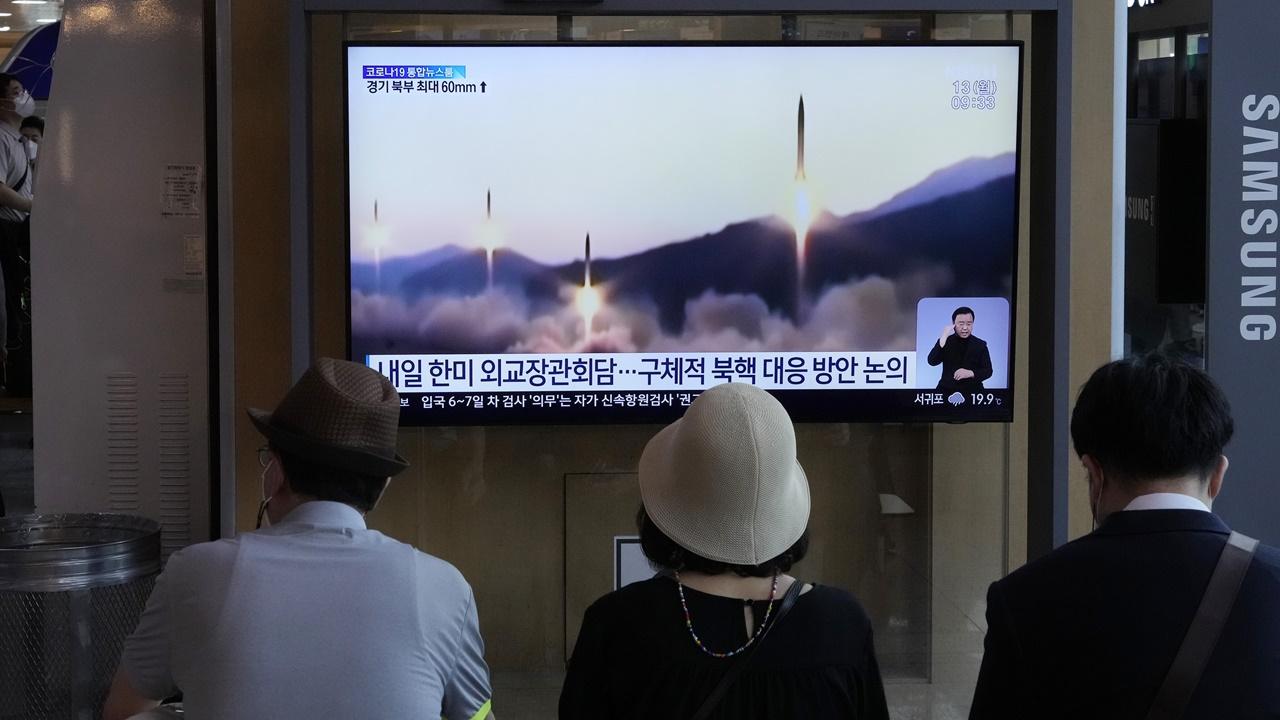 北韓據報周日早上發射多支火箭炮。(AP)