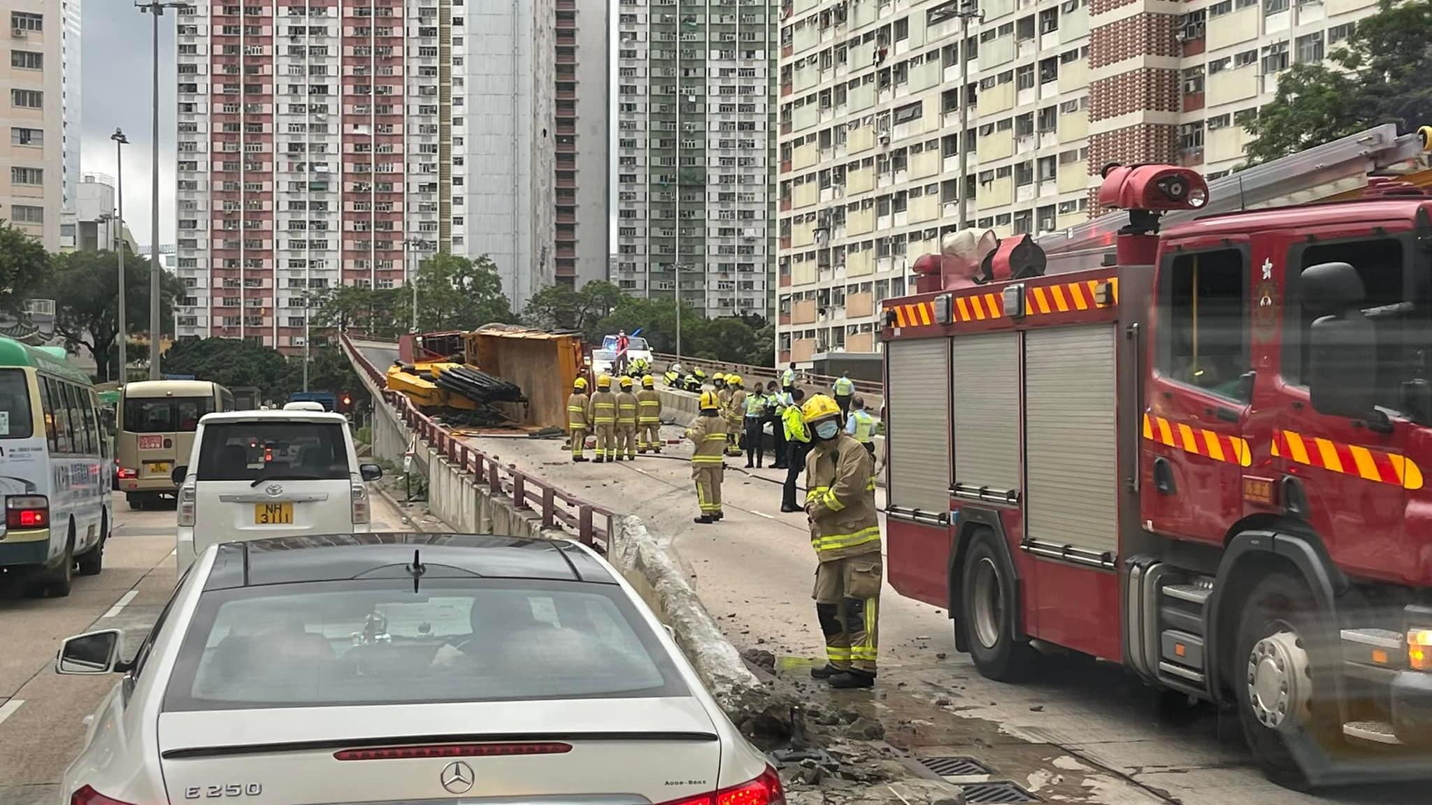 吊臂車在龍翔道近彩虹邨翻側，往觀塘方向全線封閉。(馬路的事(即時交通資訊區)@FB)