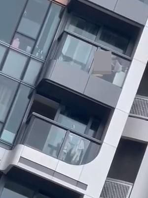 啟德嘉峯匯露台交歡片網絡熱議，36歲女涉有違公德被捕。(網上截圖)