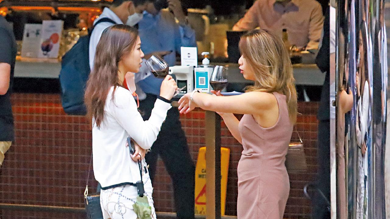 第五波反彈 收緊隔離 入酒吧要持24小時快測陰性