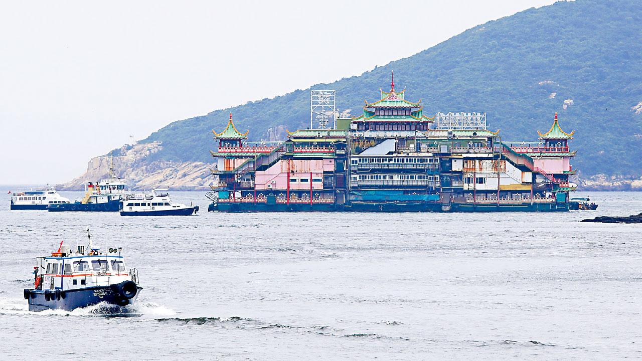 送別珍寶海鮮舫 拖離香港仔 成集體回憶