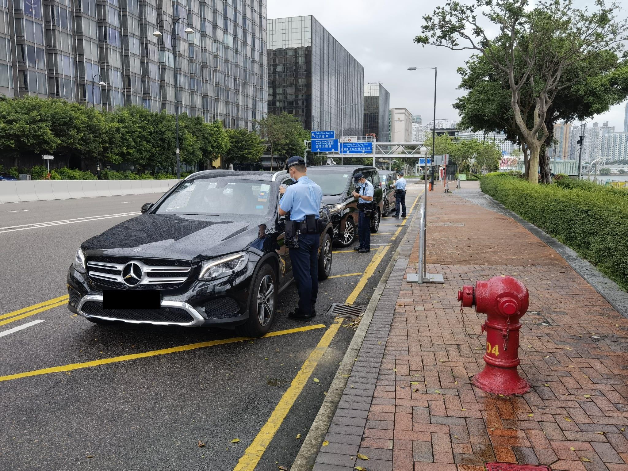 警方在西九龍打擊交通罪行，共發出了超過5,900張定額罰款通知書，及拖走33輛造成嚴重阻塞的車輛。(警方圖片)