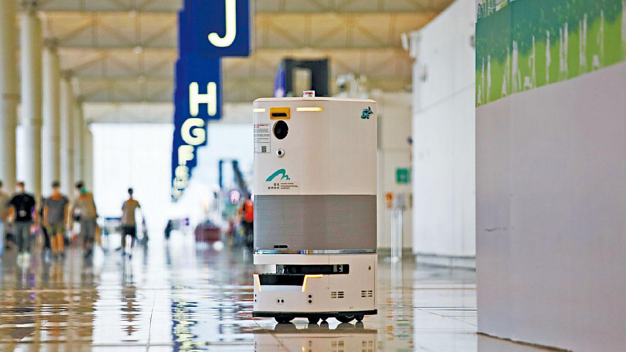 中環兩酒吧群組續擴大 約200人過期未做強檢 林鄭稱本月難再放寬防疫