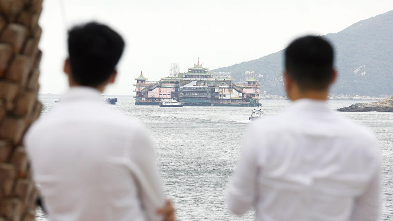 珍寶海鮮舫離港 市民：令港失色