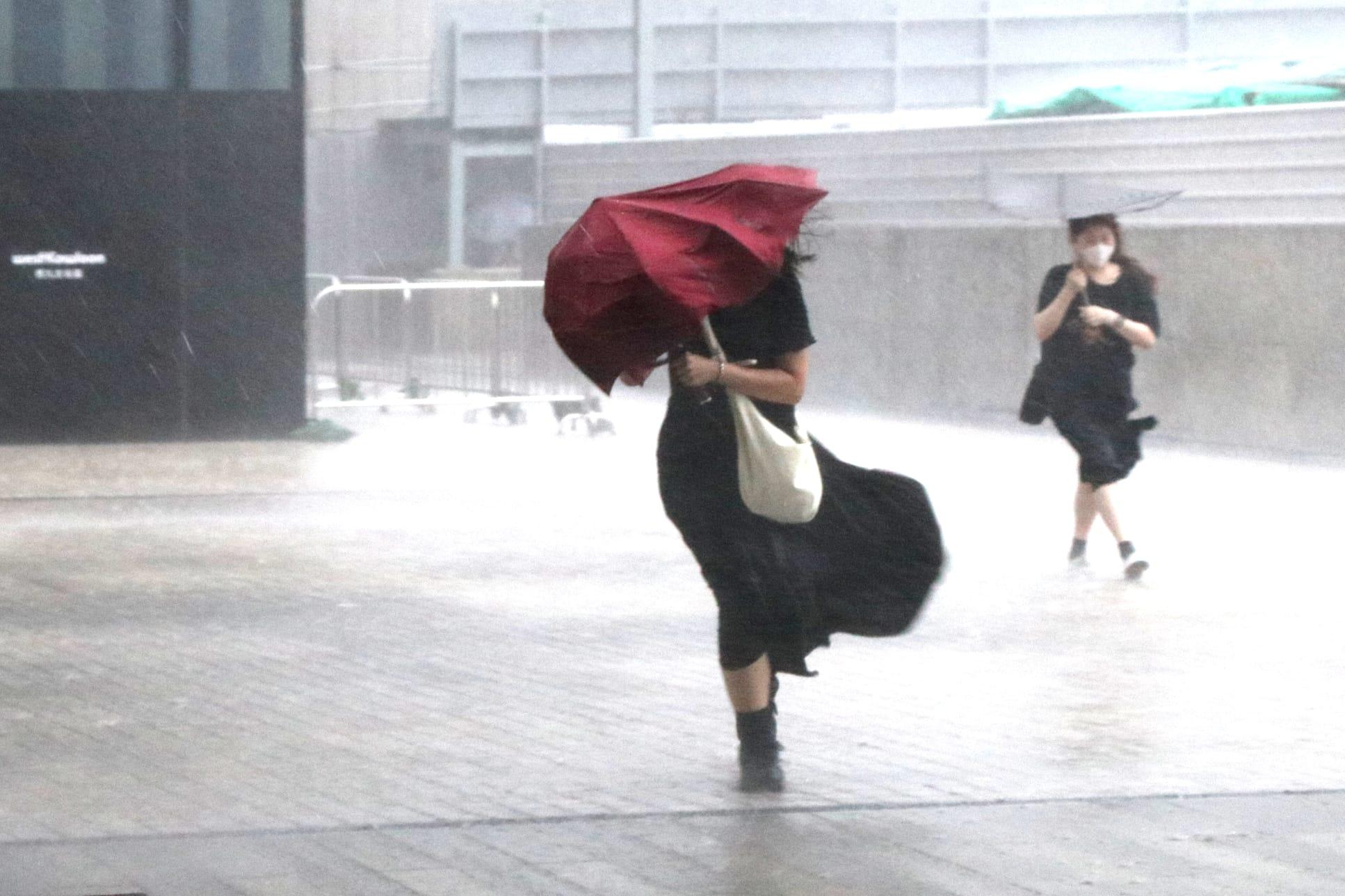 市民在大雨中步行。(林俊源攝)