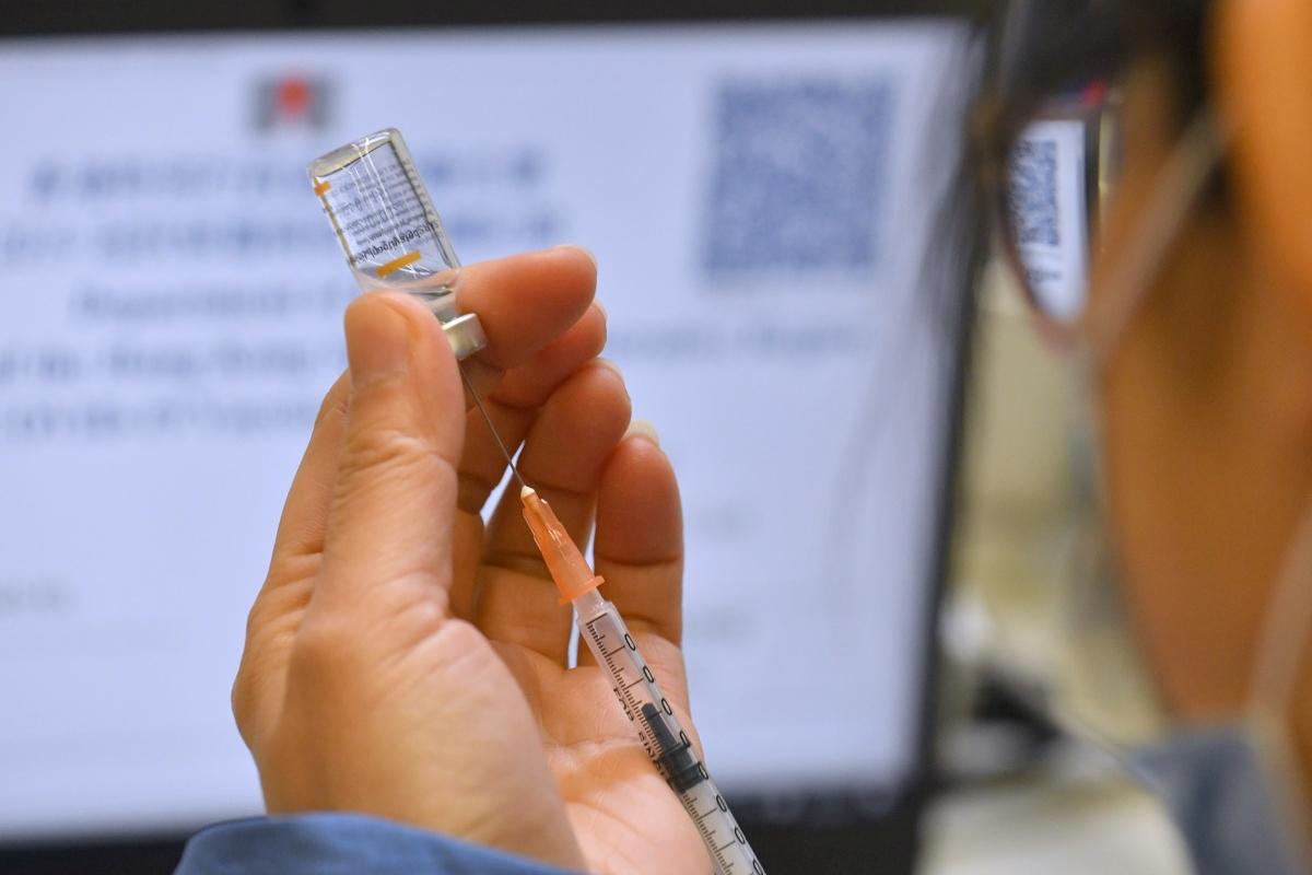 一名74歲老翁接種首劑復必泰疫苗後同日死亡，專家委員會未能確立個案與打針有因果關係。(資料圖片／政府新聞處)