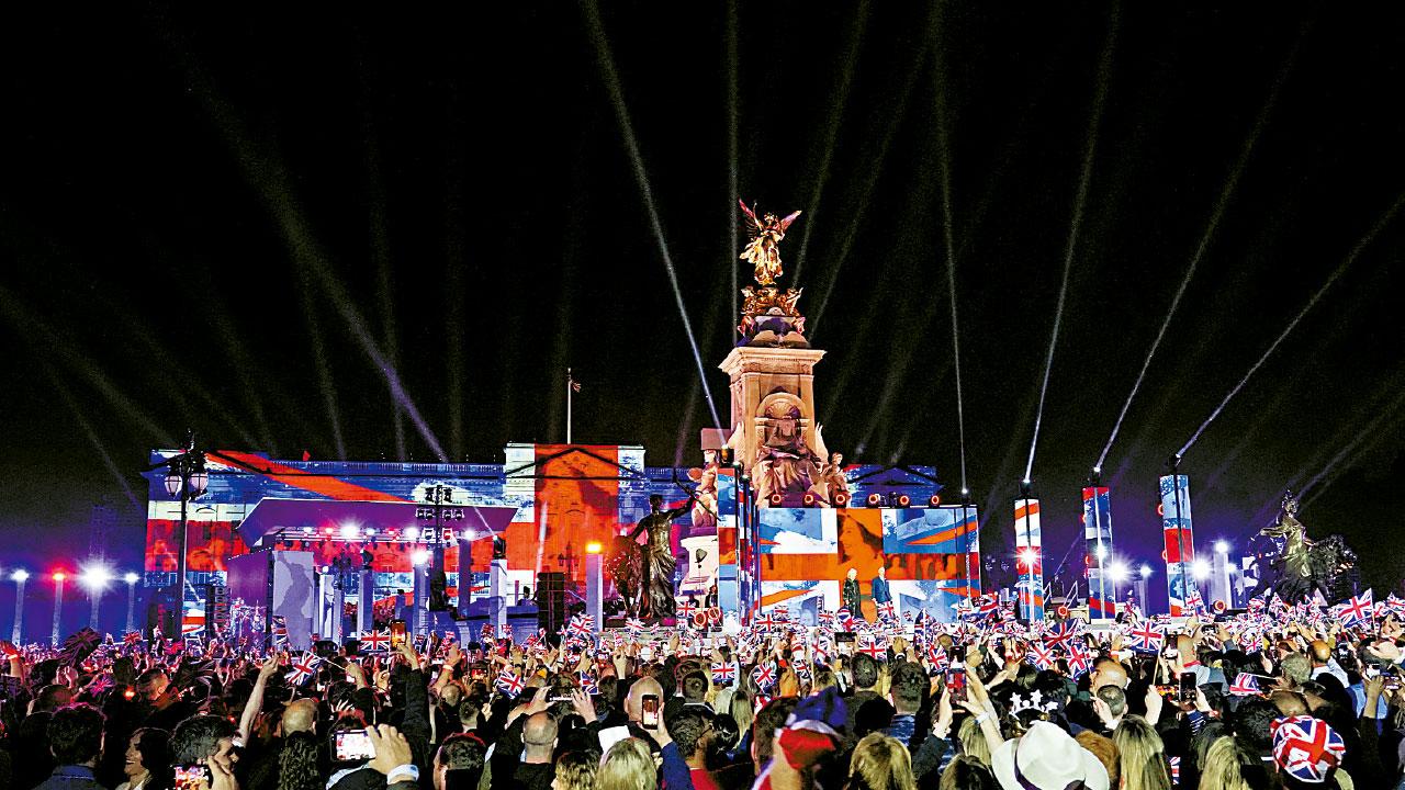 登基白金禧演唱會 英女王與柏靈頓熊搞笑揭序幕