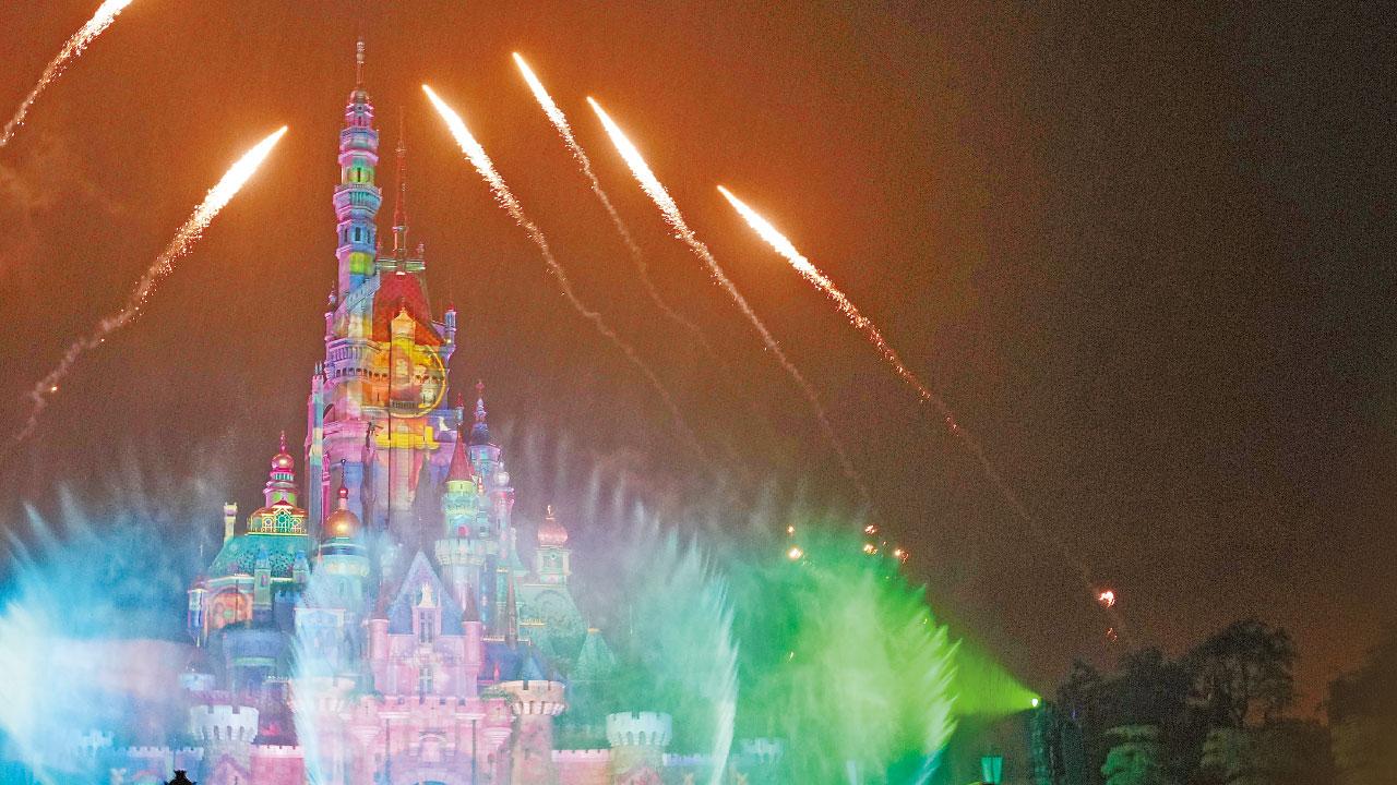 迪士尼星夢光影之旅6.18回歸  率先睇20分鐘煙花匯演  新主題商品+餐飲/必買發光頭箍