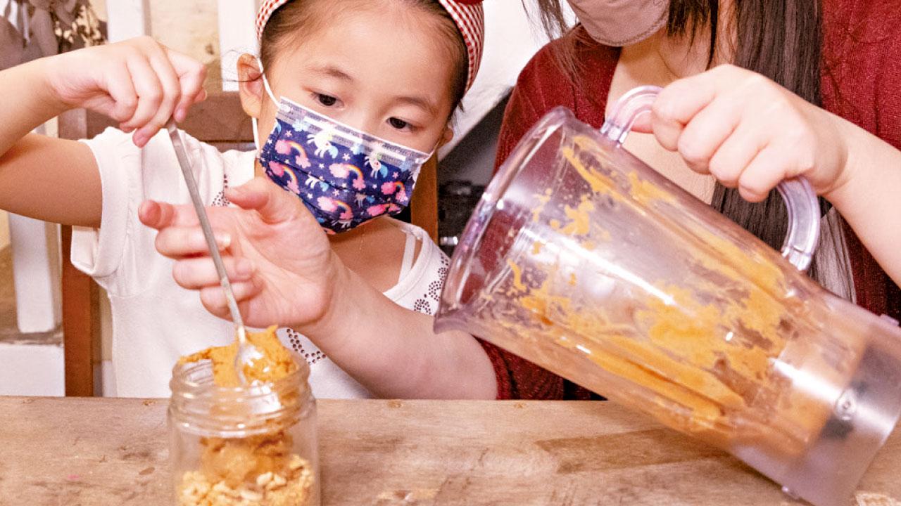 小朋友花心思製作花生醬 為爸爸獻上最SWEET的父親節禮物