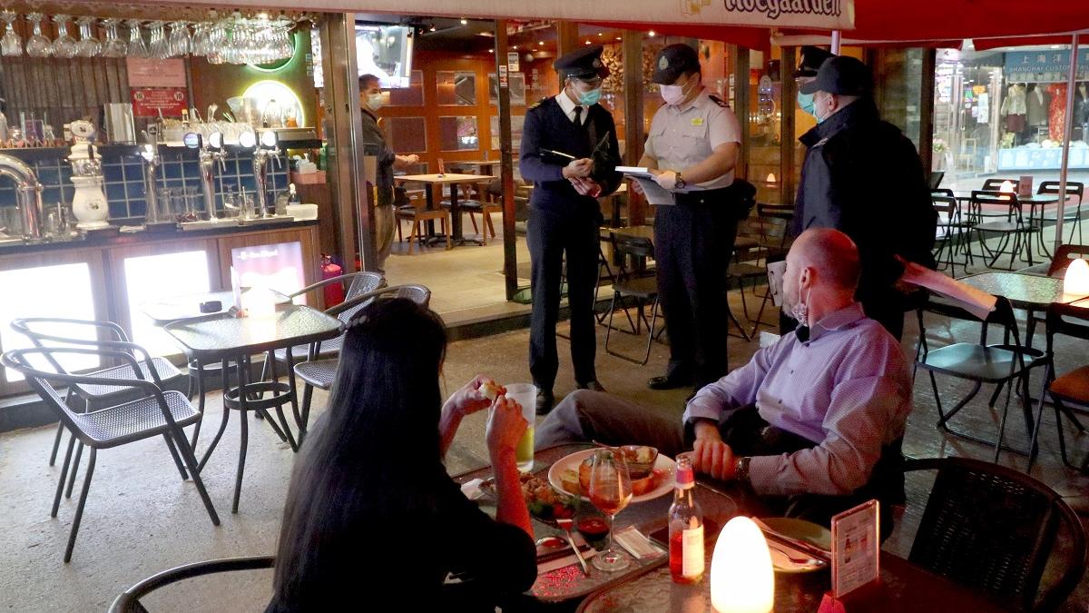 食環署持續巡查各區酒吧和餐飲處所。(資料圖片／鍾式明攝)