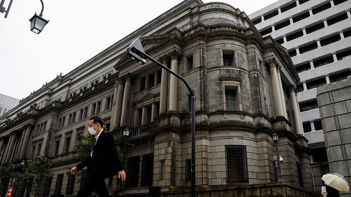 日本政府與日本央行會議，對日圓貶值表達憂慮。(路透社)