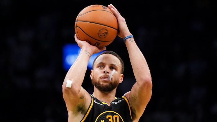 史堤芬居里在總決賽第4場攻入43分，帶領勇士追平場數2:2。(路透社)