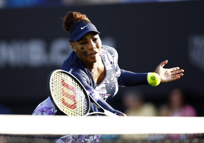 復出的莎蓮娜威廉絲在伊斯特本的女雙首仗險勝晉級。(路透社)