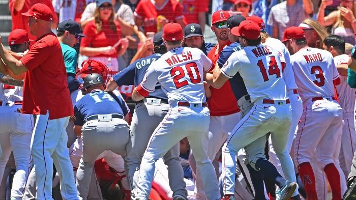 天使與水手球員大規模衝突。(路透社)