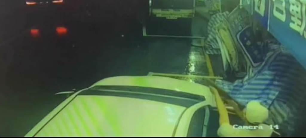 台南街頭凌晨爆發槍戰，兩派人馬互轟30多槍1死1重傷。(網上圖片)