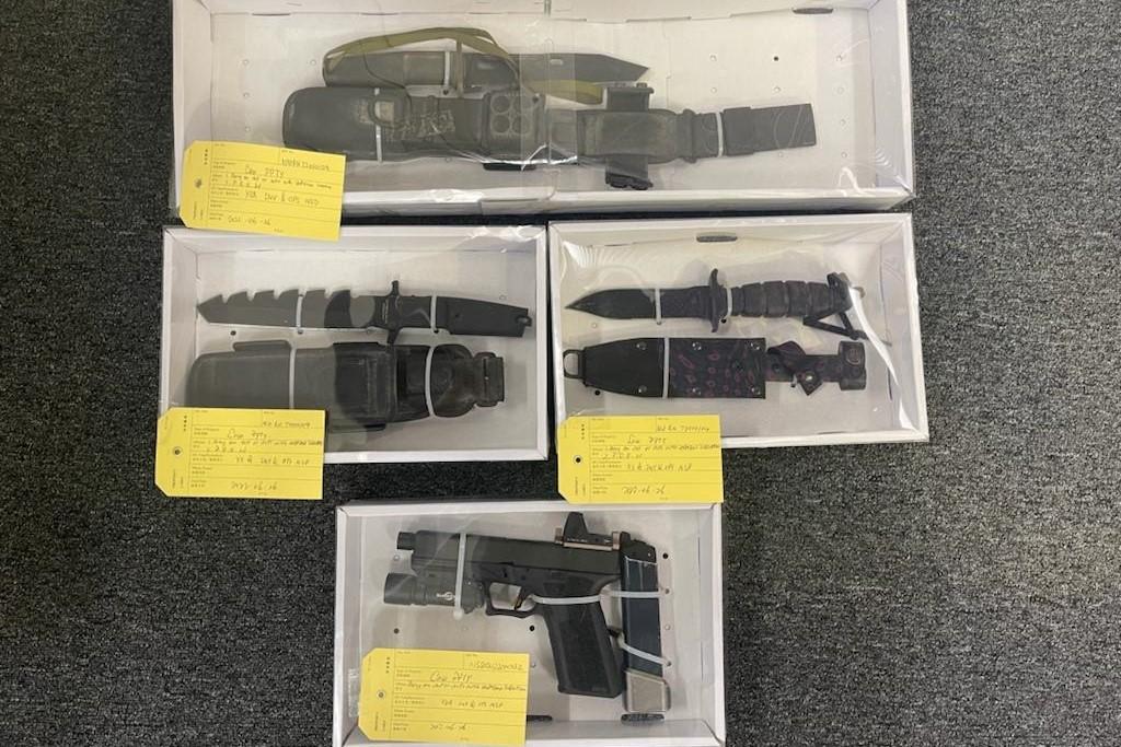 警方在兩人寓所檢獲的軍刀及仿製槍械。(警方提供)