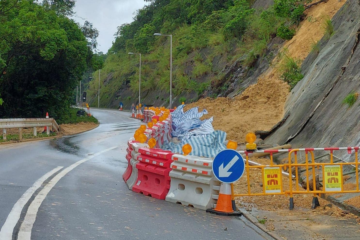 北潭路近北潭凹日前山泥傾瀉，政府部門連日派員在場處理。(網民Simon Chan圖片)