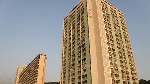 荃灣象山邨樂山樓被圍封強檢。(網上圖片)