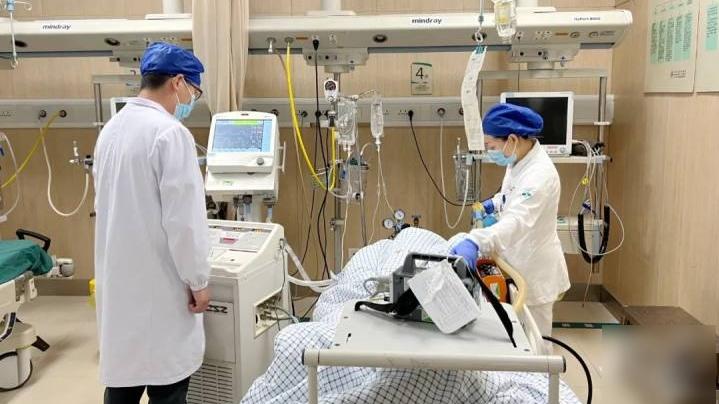 金大媽因為在家中中暑，要在深切治療部留醫。(互聯網)