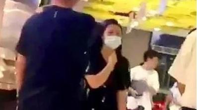 受害人周女曾在阿里巴巴浙江杭州總部飯堂用大聲公控訴遭性侵。(互聯網)