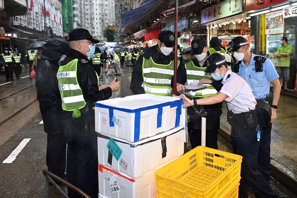 食環署與警方於北角，就處理店鋪非法擴展營業範圍及阻塞通道問題採取聯合行動。(政府新聞處)