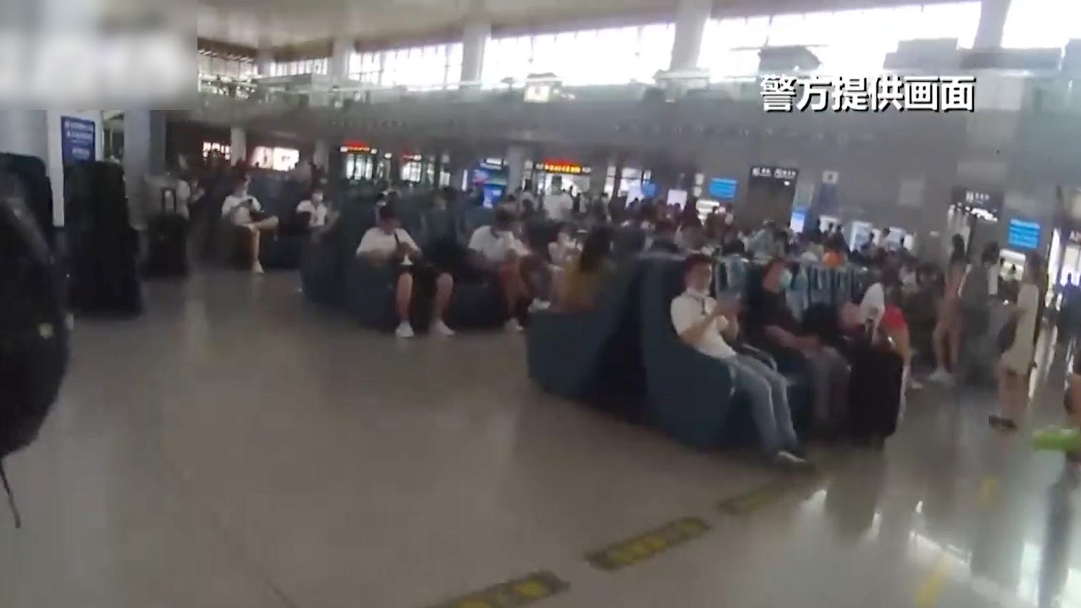 程女士指，當時就在南京南站這片座位區與女兒玩捉迷藏。(互聯網)