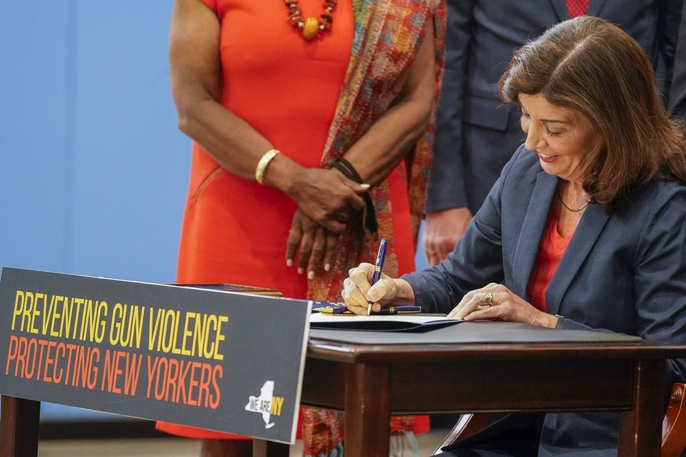 紐約州正式禁止21歲以下人士購買半自動步槍。(AP)