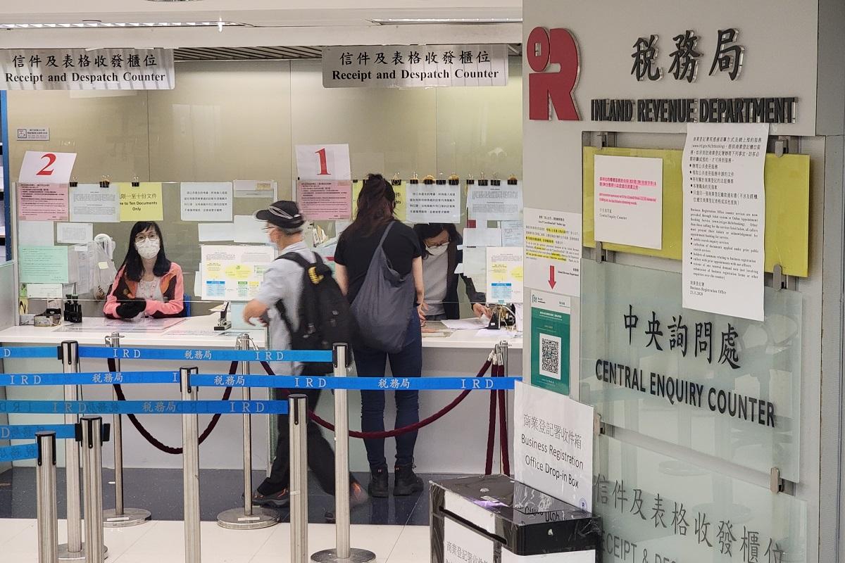 稅務局中央詢問處和信件及表格收發櫃位明日恢復服務。(資料圖片／鍾式明攝)